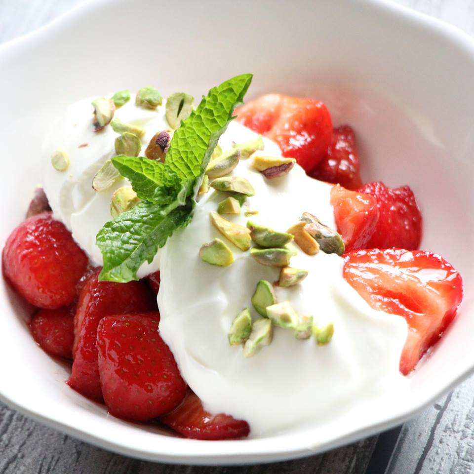 gemarineerde-aardbeien-met-griekse-yoghurt