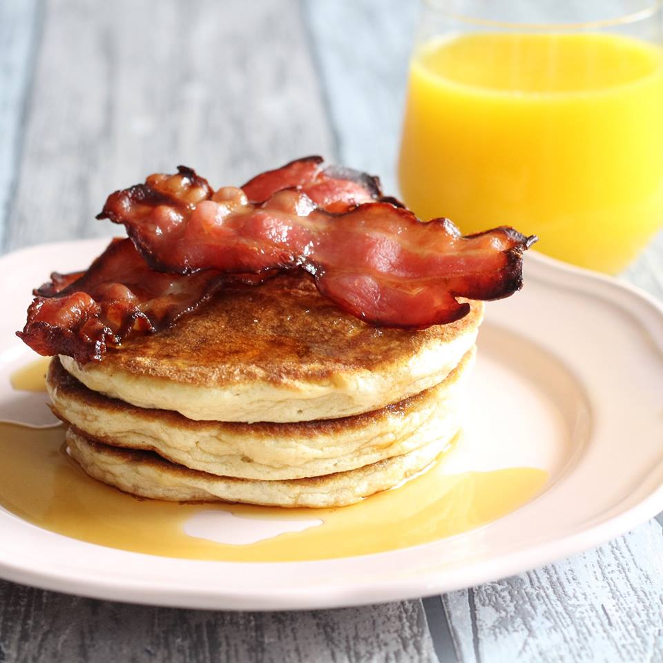 luchtige-pancakes-met-bacon-en-maple-syrup