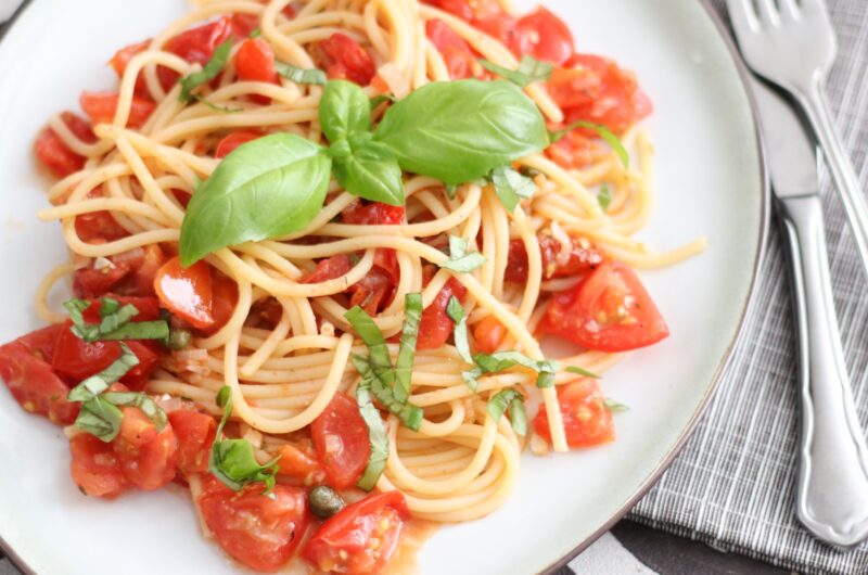 Spaghetti met een saus van verse tomaten