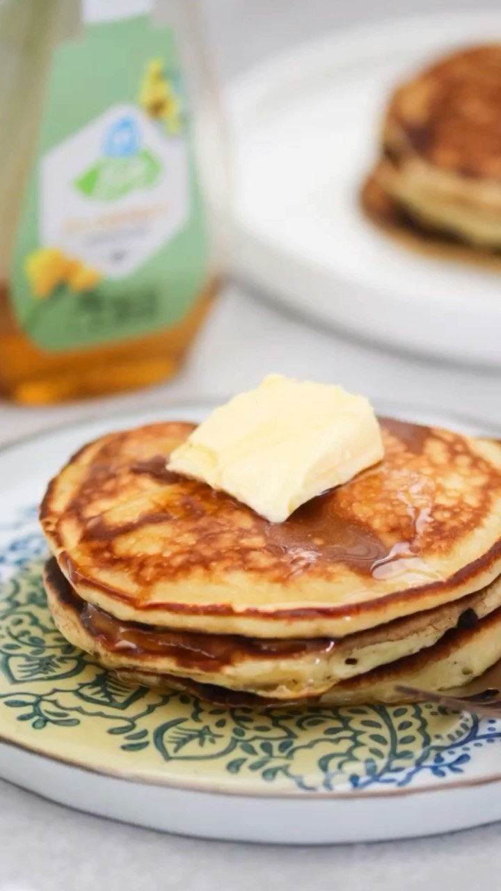 Wat mij betreft de lekkerste pancakes. En meer dan een klontje boter en wat honing of maple syrup hebben ze niet nodig!

Wat is jouw favoriete ontbijt?

Wat heb je nodig voor 6 pancakes?
🥞 125 gr bloem
🥞 150 ml karnemelk
🥞 20 gr kristalsuiker
🥞 1 tl bakingsoda 
🥞 1/4 tl zout
🥞 1 ei
🥞 1 tl vanillepasta

Hoe maak je ze?
🥞 Doe de droge ingrediënten bij elkaar in een kom en roer met een garde door elkaar.
🥞 Voeg de helft van de karnemelk toe en roer goed door.
🥞 Voeg de rest van de karnemelk toe en roer tot een glad beslag.
🥞 Voeg het ei en vanillepasta toe en meng nogmaals goed door.
🥞 Smelt wat boter in een koeken pan en schep een ijslepel beslag in de pan.
🥞 Bak de pancake tot er aan de bovenkant bubbeltjes verschijnen en de onderkant mooi goudbruin is gebakken.
🥞 Draai de pancake om en bak de andere kan ook mooi goudbruin.
🥞 Serveer de pancakes met een klontje boter en wat honing of maple syrup.

🥛 Tip: nooit karnemelk in huis? Meng 150 ml gewone melk met 1 el witte wijnazijn. Roer goed door en laat 10 minuten staan.

#pankes #pancakesbakken #lovepancakes #favoritebreakfast #breakfast #ontbijtje #pancakelover #pancakereal #kookvideo #bakvideo #beslag #pannenkoeken #pannenkoekjes #eten #lekkereten #goodfood #honing #boter #wateetjij #smakelijk #lekkererecepten #lekkerrecept #makkelijkrecept #easytomake #easyfood #easyfoodrecipes @droetkerbakken_nl @heypaparazzo